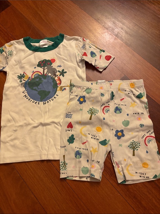 Hanna Andersson Other - Hanna Andersson Cream Pajama Set with Green Earth Graphic